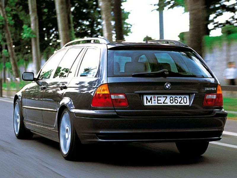 BMW 3 Series IV (E46) Рестайлинг, Универсал 5 дв. — вид сзади слева