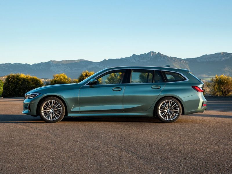 BMW 3 Series سابعاً (G2x)، واجون 5 أبواب — منظر من الجانب الأيسر