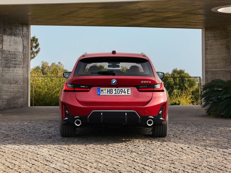 BMW 3 Series عملية فيس ليفت VII (G2x) 2، واجون 5 أبواب — منظر خلفي