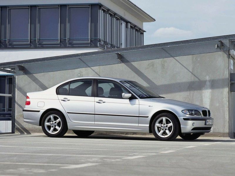 BMW 3 Series عملية فيس ليفت IV (E46)، سيدان — منظر من الجانب الأيمن