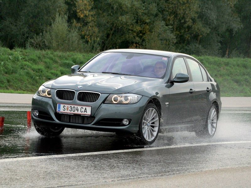 BMW 3 Series عملية فيس ليفت V (E90/E90/E91/E92/E93)، سيدان — منظر أمامي أيمن