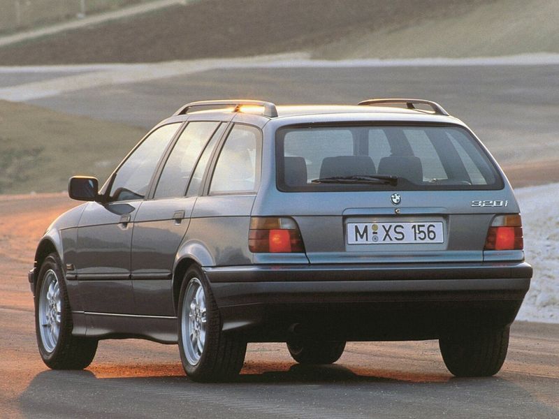 BMW 3 Series III (E36)، واجون 5 أبواب — منظر خلفي أيسر