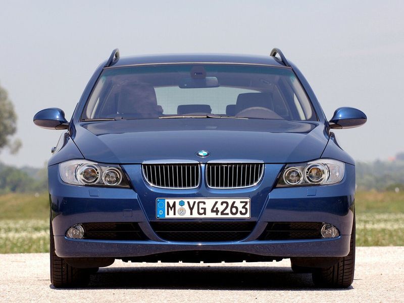 BMW 3 Series V (e90/e90/e91/e92/e93)، واجون 5 أبواب — منظر أمامي