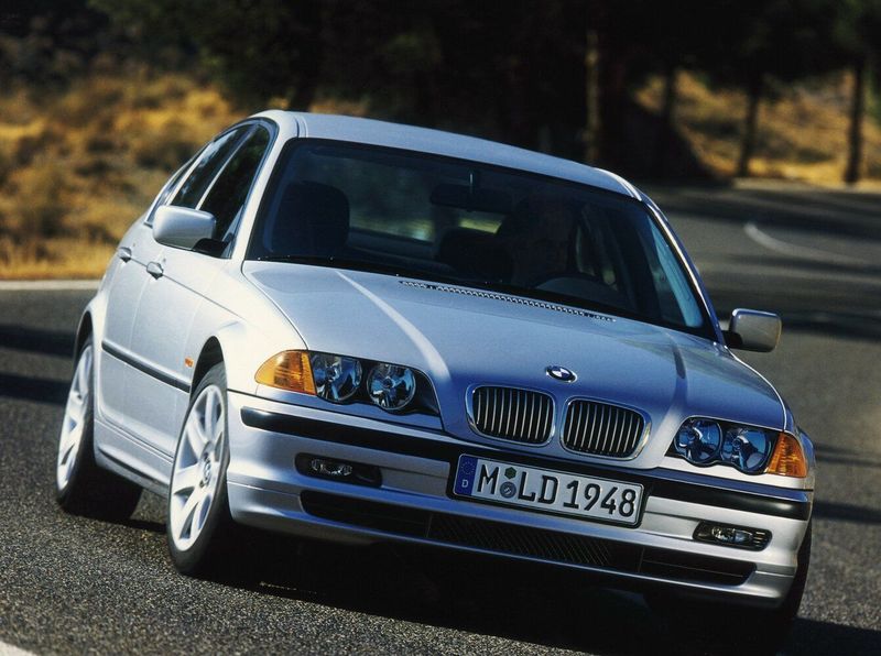BMW 3 Series IV (E46)، سيدان — منظر أمامي أيسر