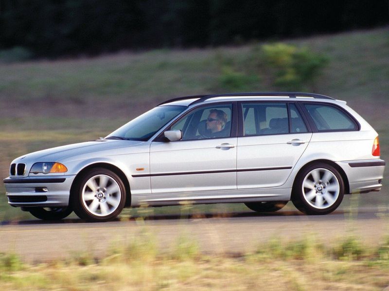 BMW 3 Series IV (E46)، واجون 5 أبواب — منظر أمامي أيسر