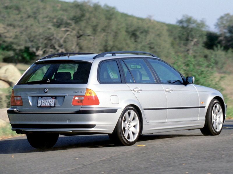 BMW 3 Series IV (E46)، واجون 5 أبواب — منظر خلفي أيمن