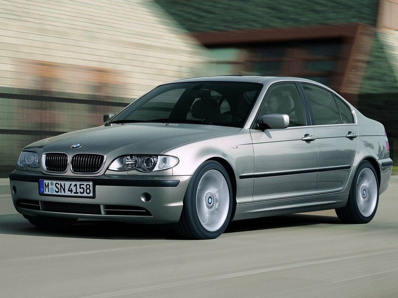 BMW 3 Series عملية فيس ليفت IV (E46)، سيدان — منظر أمامي أيمن