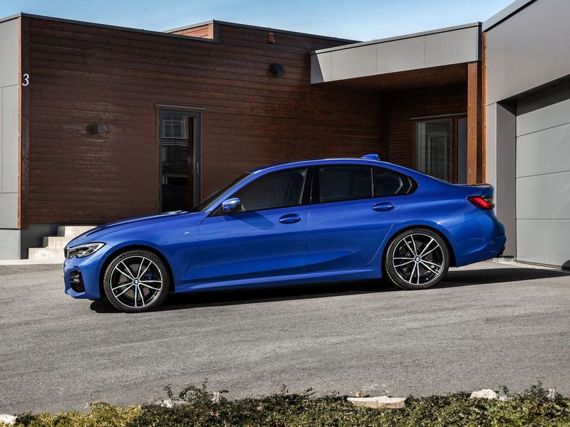 BMW 3 Series سابعاً (G2x)، سيدان — منظر من الجانب الأيسر