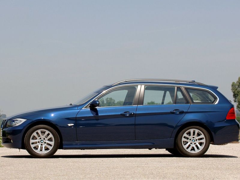 BMW 3 Series V (e90/e90/e91/e92/e93)، واجون 5 أبواب — منظر من الجانب الأيسر