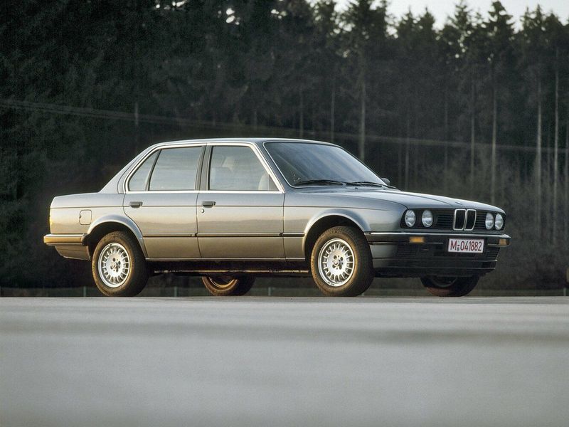BMW 3 Series II (E30)، سيدان — منظر أمامي أيمن