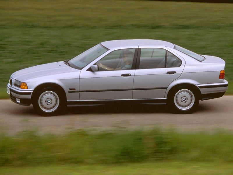 BMW 3 Series III (E36)، سيدان — منظر من الجانب الأيسر