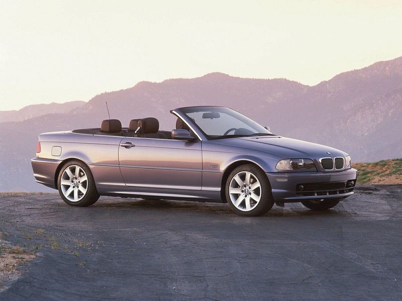 BMW 3 Series IV (E46)، قابلة للتحويل — منظر أمامي أيمن