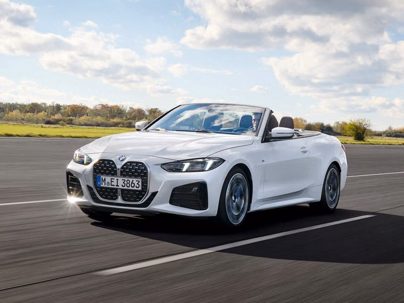 BMW 4 Series G22، G23، G26 فيس ليفت G22، G23، G26، قابلة للتحويل — منظر أمامي بزاوية ثلاثة أرباع