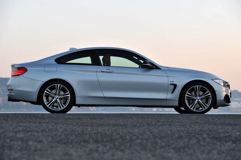 BMW 4 Series ف32/ف33/ف36، كوبيه — منظر من الجانب الأيمن
