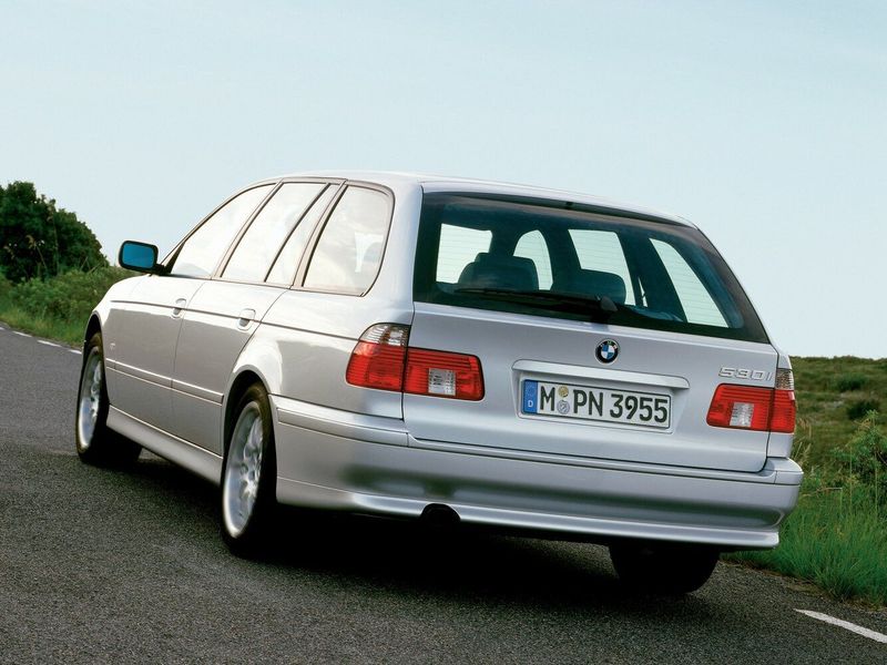 BMW 5 Series عملية فيس ليفت IV (E39)، واجون 5 أبواب — منظر خلفي أيسر
