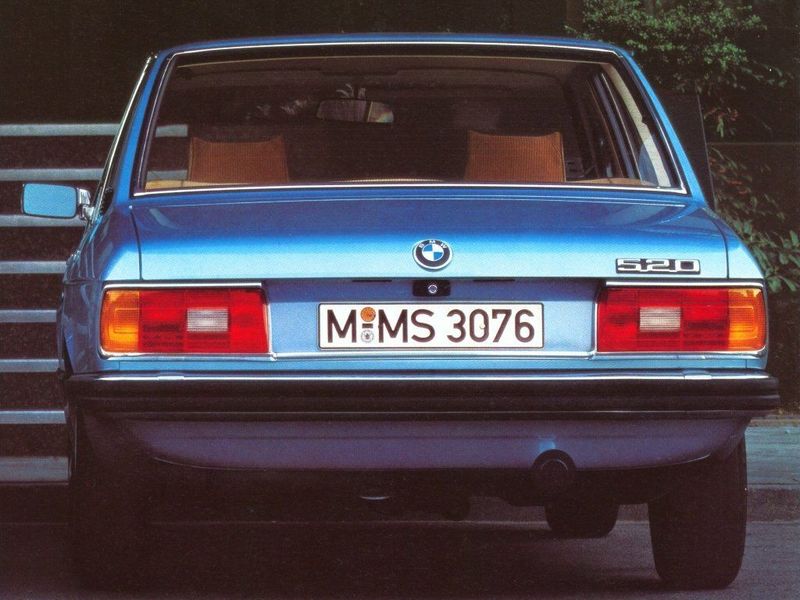 BMW 5 Series I (E12) فيس ليفت، سيدان — منظر خلفي