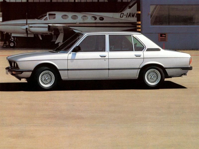 BMW 5 Series I (E12)، سيدان — منظر من الجانب الأيسر