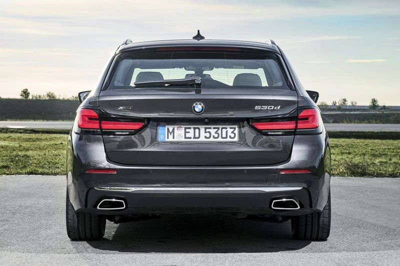 BMW 5 Series عملية فيس ليفت VII (G30/G31)، واجون 5 أبواب — منظر خلفي