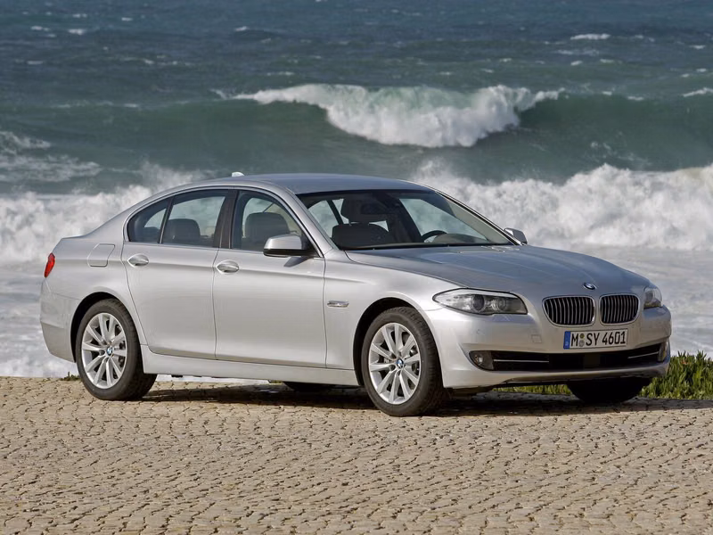 BMW 5 Series السادس (ف10/ف11/ف07)، سيدان — منظر أمامي أيمن