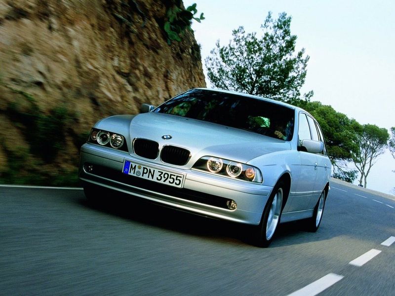 BMW 5 Series عملية فيس ليفت IV (E39)، واجون 5 أبواب — منظر أمامي أيمن