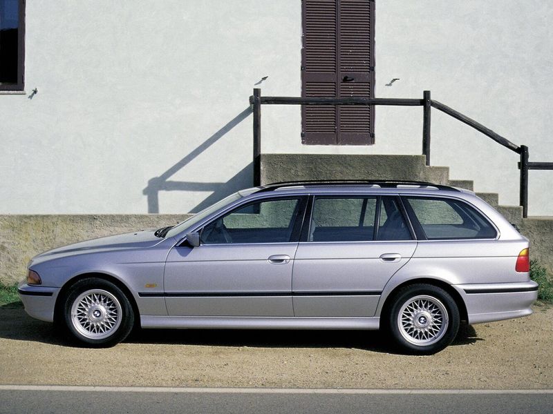 BMW 5 Series IV (E39)، واجون 5 أبواب — منظر من الجانب الأيسر
