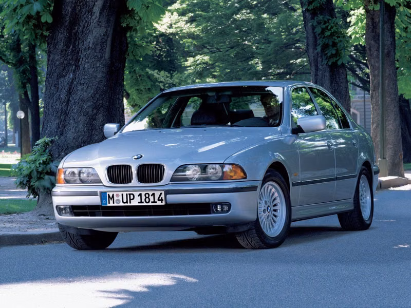 BMW 5 Series IV (E39)، سيدان — منظر أمامي أيمن