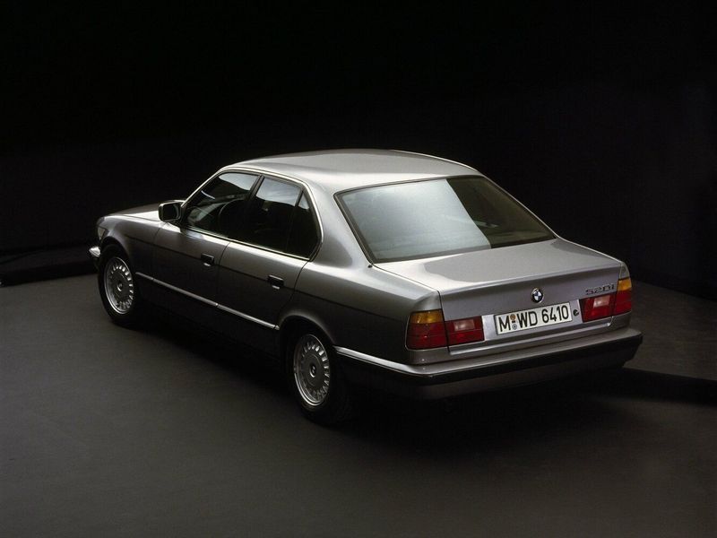 BMW 5 Series III (E34)، سيدان — منظر خلفي أيسر
