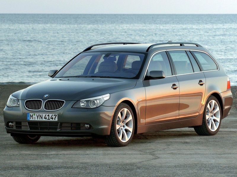 BMW 5 Series V (E60/E61)، واجون 5 أبواب — منظر أمامي أيمن
