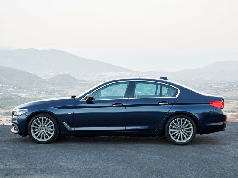BMW 5 Series سابعاً (G30/G31)، سيدان — منظر من الجانب الأيسر