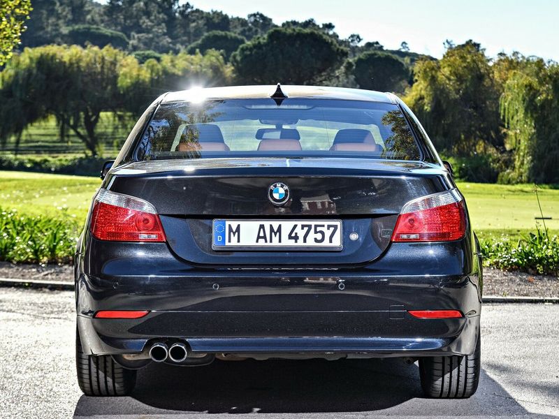BMW 5 Series V (E60/E61)، سيدان — منظر خلفي
