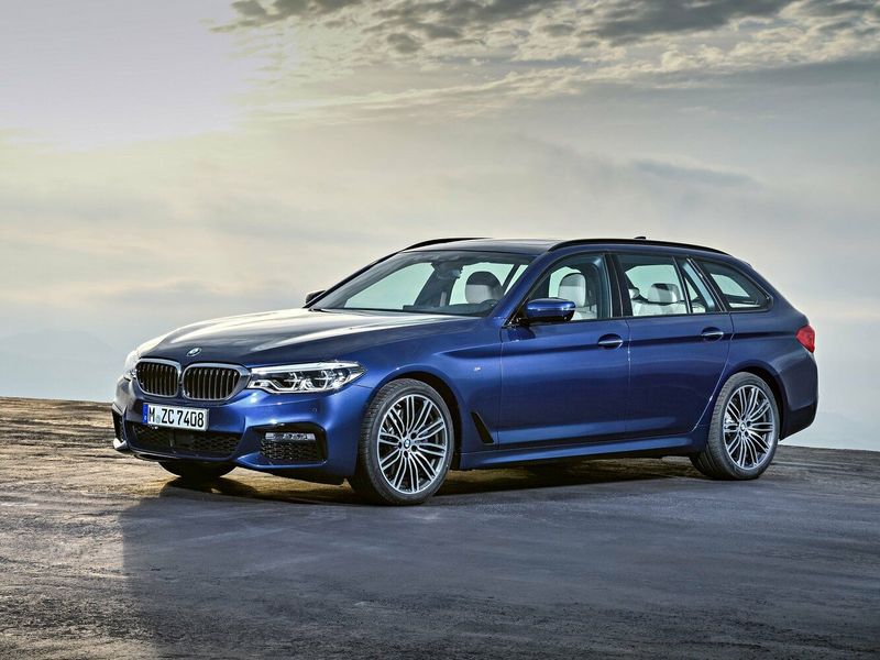 BMW 5 Series سابعاً (G30/G31)، واجون 5 أبواب — منظر أمامي أيمن