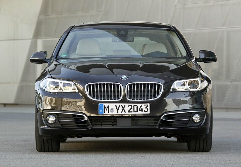 BMW 5 Series عملية فيس ليفت VI (F10/F11/F07)، واجون 5 أبواب — منظر أمامي