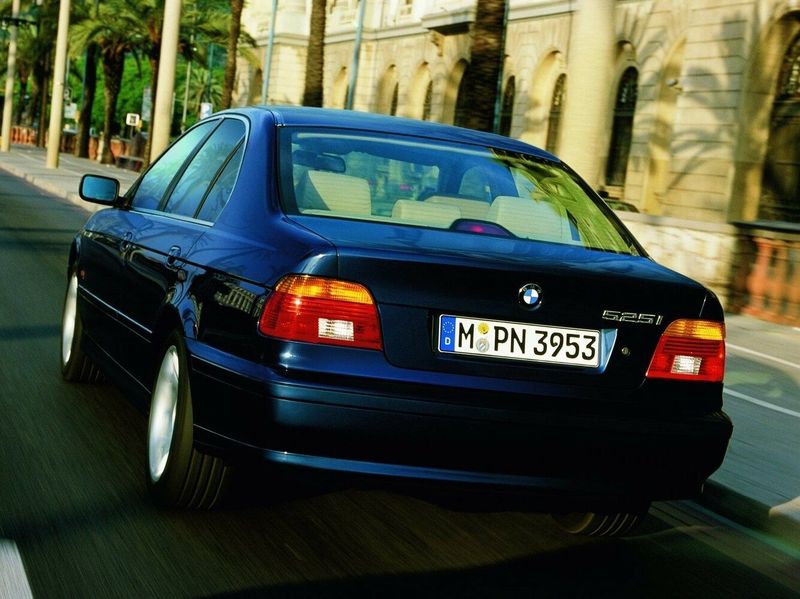BMW 5 Series عملية فيس ليفت IV (E39)، سيدان — منظر خلفي أيسر
