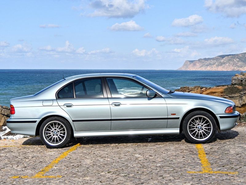 BMW 5 Series IV (E39)، سيدان — منظر من الجانب الأيسر