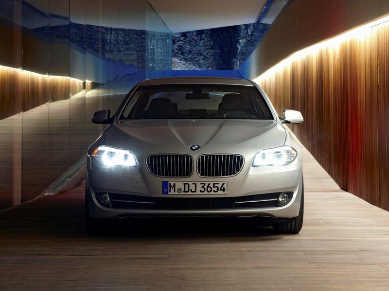 BMW 5 Series السادس (ف10/ف11/ف07)، سيدان Long — منظر أمامي