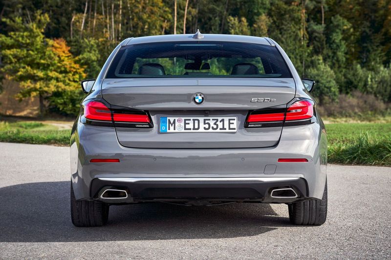 BMW 5 Series عملية فيس ليفت VII (G30/G31)، سيدان — منظر خلفي