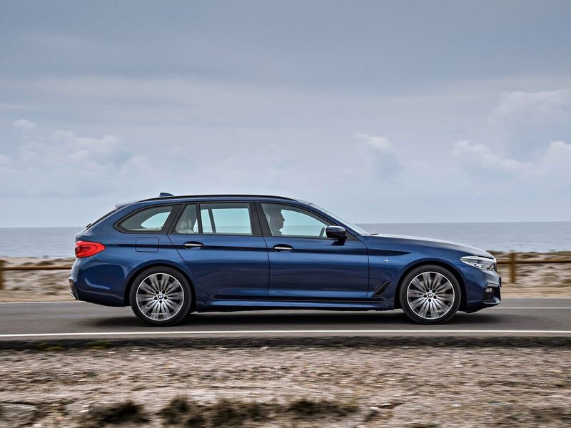 BMW 5 Series سابعاً (G30/G31)، واجون 5 أبواب — منظر من الجانب الأيمن