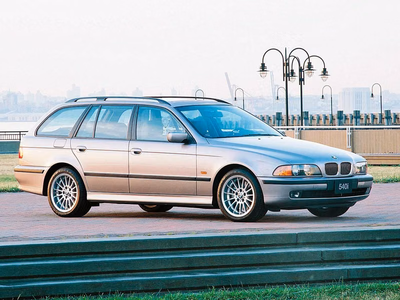 BMW 5 Series IV (E39)، واجون 5 أبواب — منظر أمامي أيمن