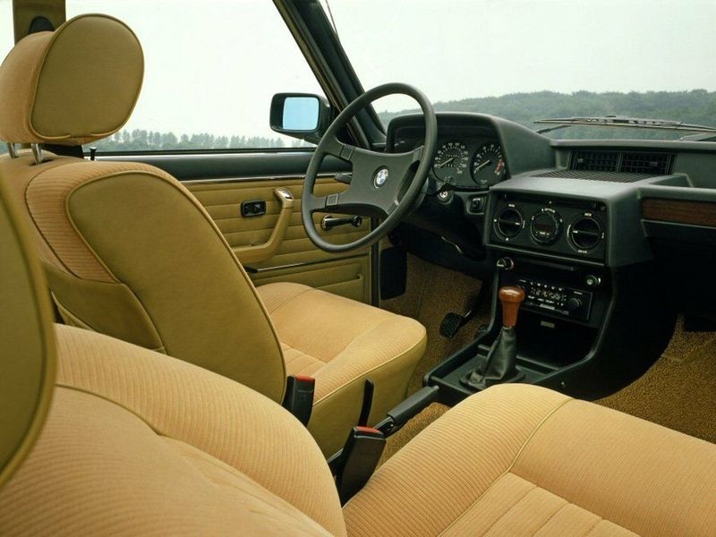 BMW 5 Series I (E12) فيس ليفت، سيدان — منطقة السائق