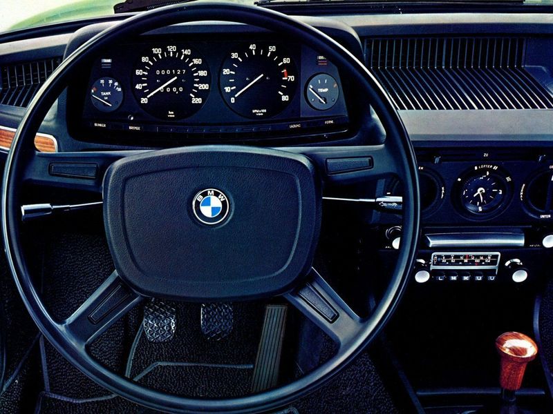 BMW 5 Series I (E12)، سيدان — منطقة السائق