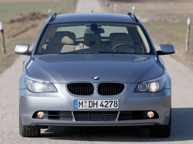 BMW 5 Series V (E60/E61)، واجون 5 أبواب — منظر أمامي