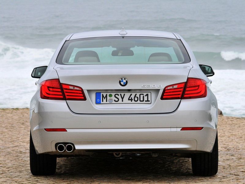 BMW 5 Series السادس (ف10/ف11/ف07)، سيدان — منظر خلفي