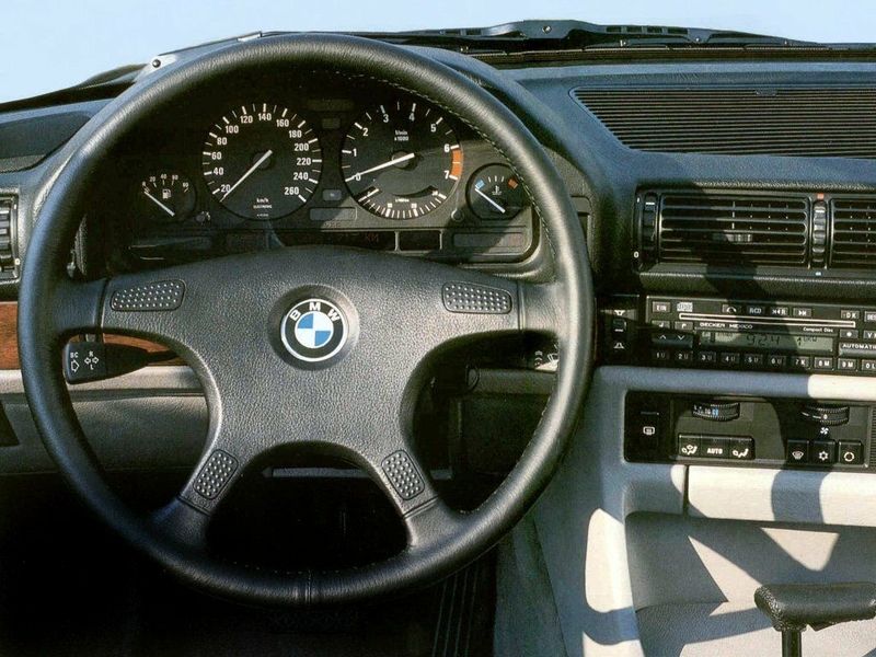 BMW 7 Series II (E32)، سيدان — منطقة السائق