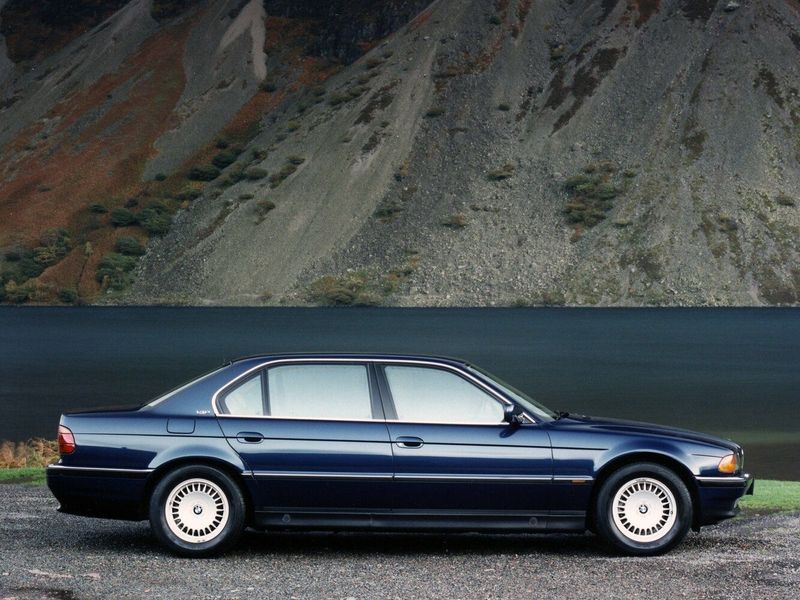 BMW 7 Series III (E38)، سيدان Long — منظر من الجانب الأيسر
