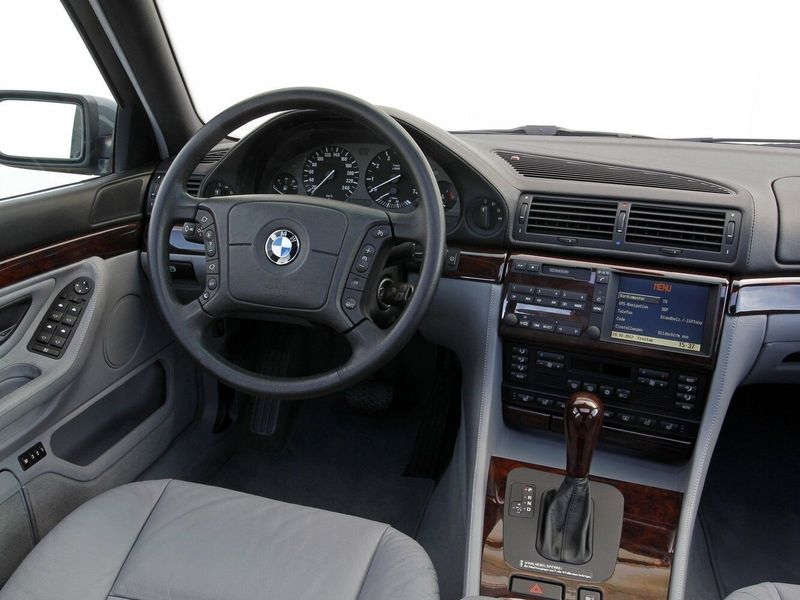 BMW 7 Series عملية فيس ليفت III (E38)، سيدان Long — منطقة السائق