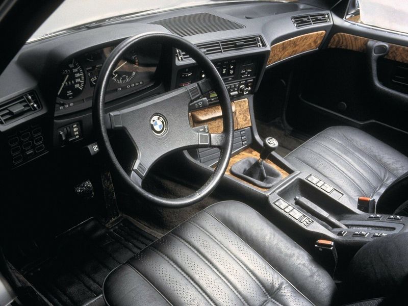 BMW 7 Series I (E23)، سيدان — منطقة السائق