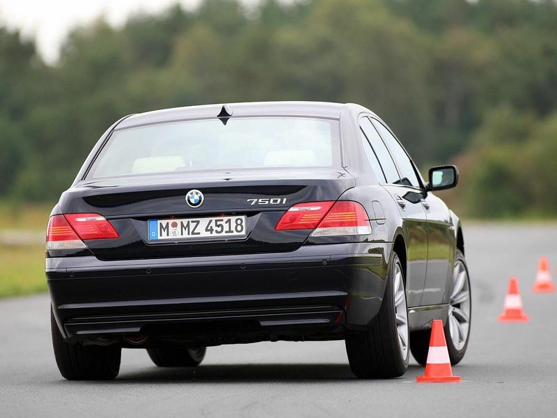 BMW 7 Series عملية فيس ليفت IV (E65/E66)، سيدان — منظر خلفي أيمن