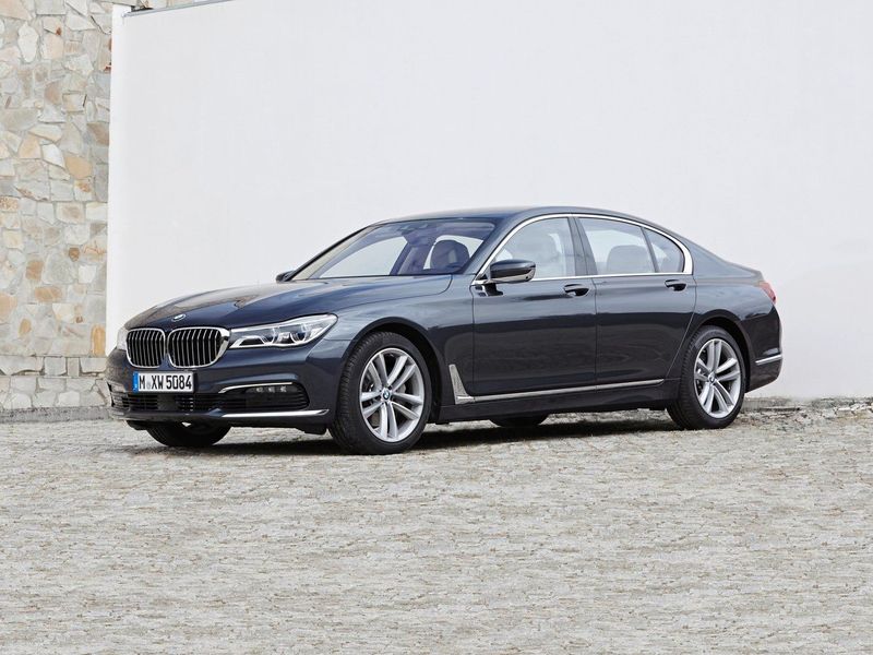 BMW 7 Series السادس (G11/G12)، سيدان — منظر أمامي أيسر