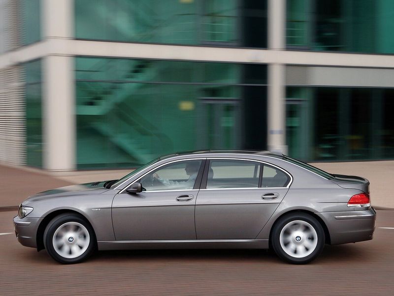 BMW 7 Series عملية فيس ليفت IV (E65/E66)، سيدان Long — منظر من الجانب الأيسر