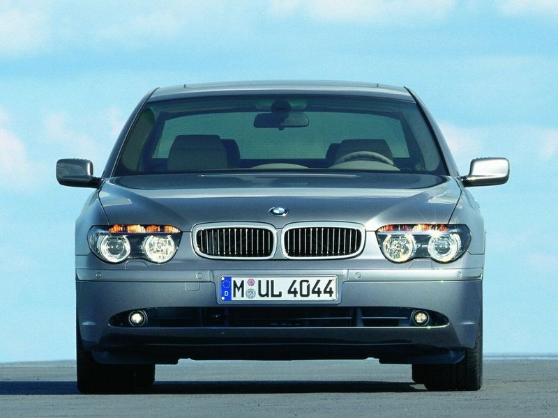 BMW 7 Series IV (E65/E66)، سيدان — منظر أمامي
